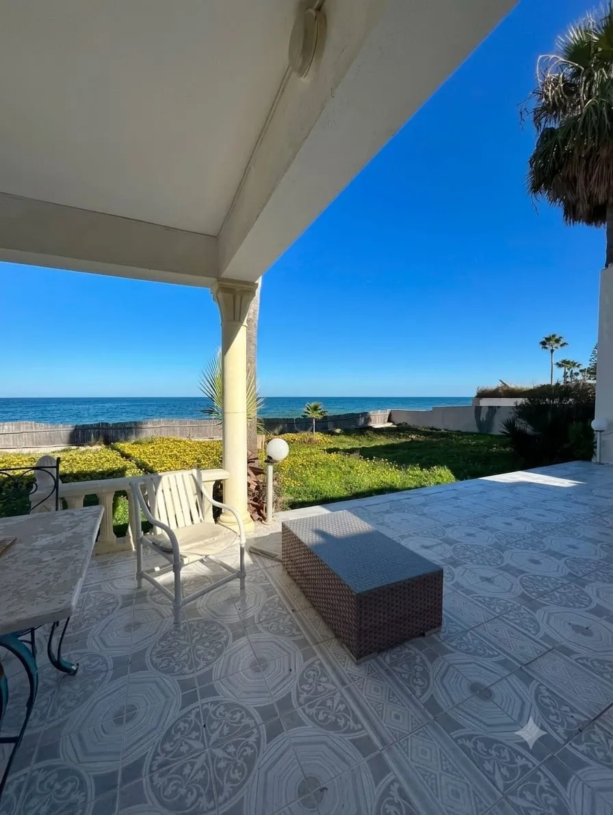 🌊 À VENDRE : VILLA PIEDS DANS L'EAU – CHATT MERIEM 