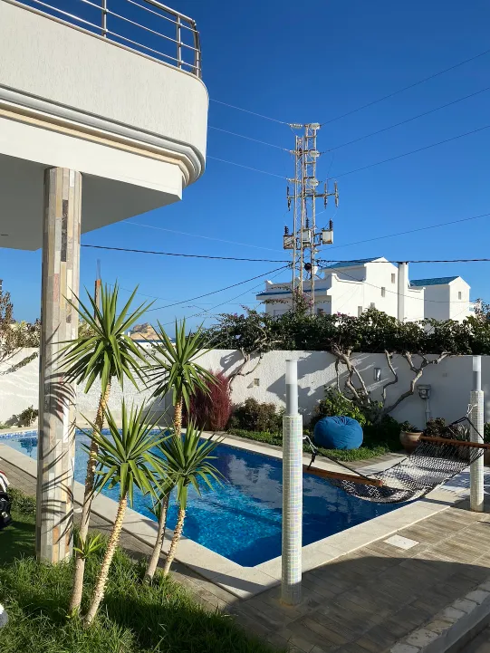 Élégante villa en bord de la mer avec piscine