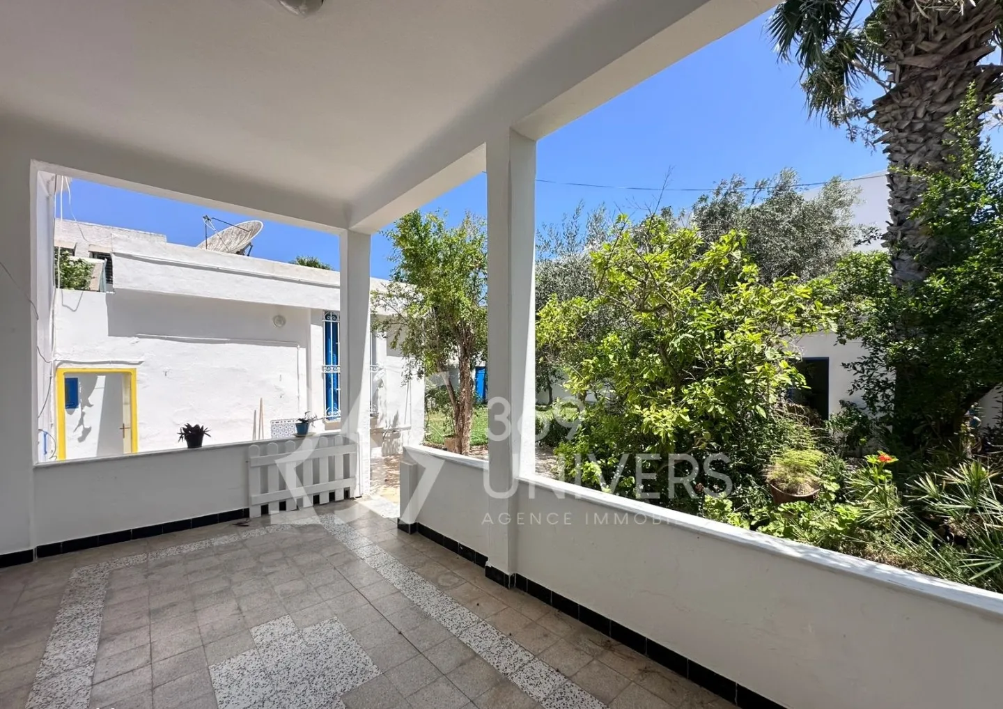Villa plain pied meublée avec jardin à La Marsa