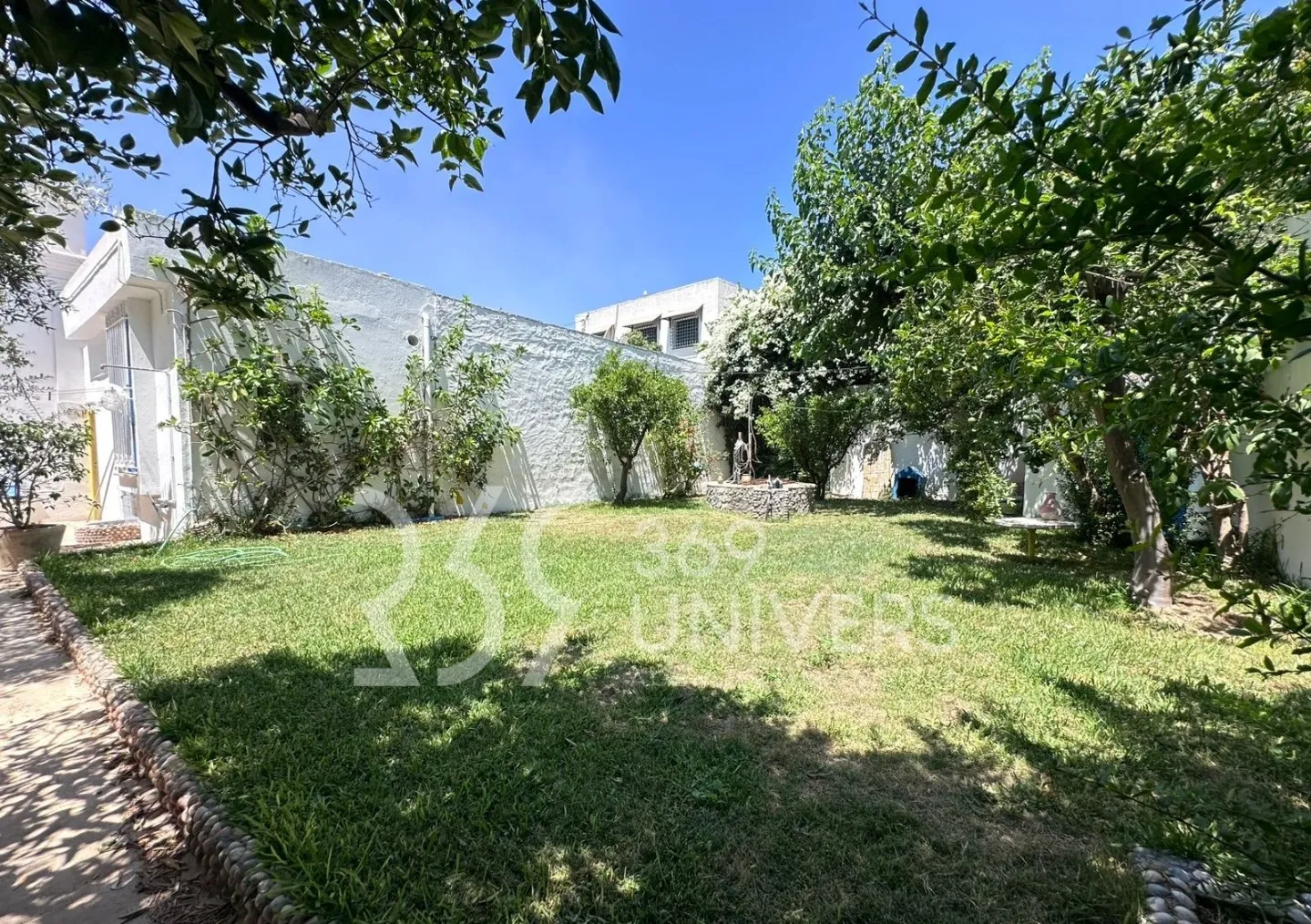 Villa plain pied meublée avec jardin à La Marsa