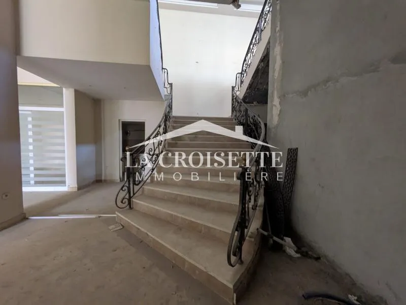 Local commercial sur la route pricipale de La Soukra MCL0506