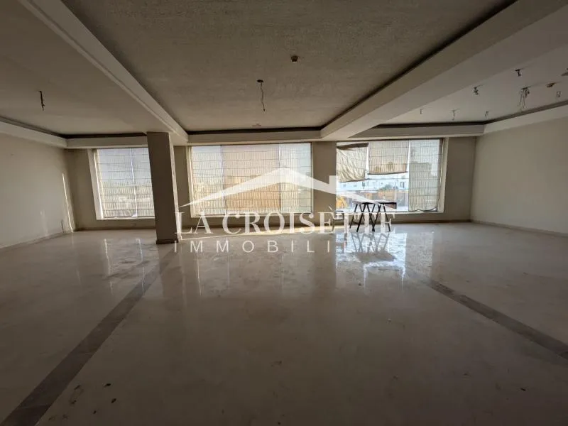 Local commercial sur la route pricipale de La Soukra MCL0506