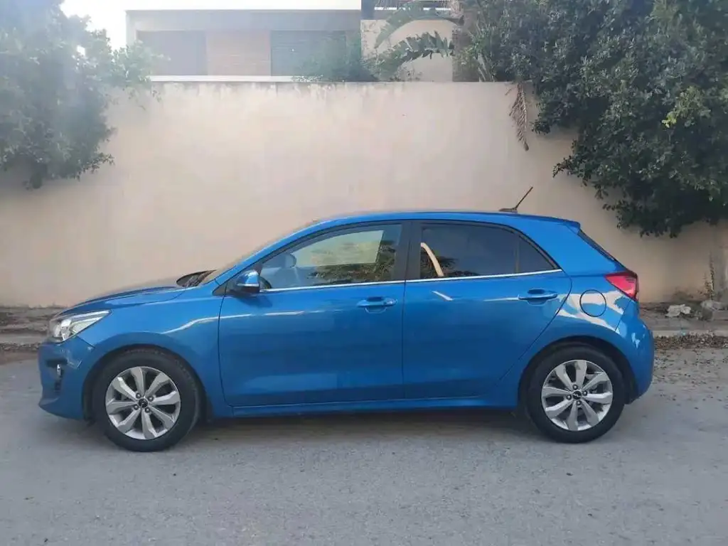 KIA RIO PRESTIGE PREMIÈRE MAIN TRÈS PROPRE 