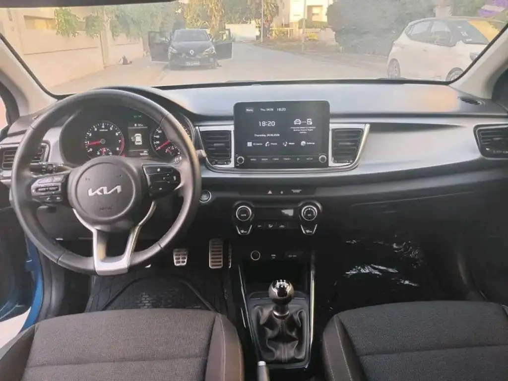 KIA RIO PRESTIGE PREMIÈRE MAIN TRÈS PROPRE 