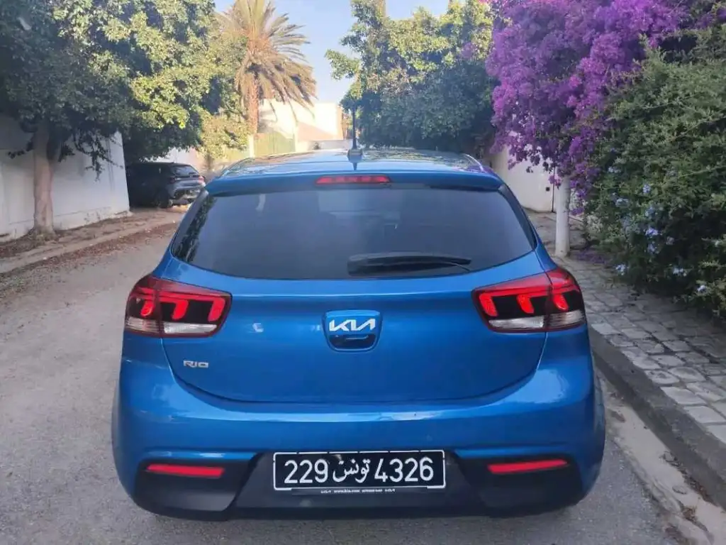 KIA RIO PRESTIGE PREMIÈRE MAIN TRÈS PROPRE 
