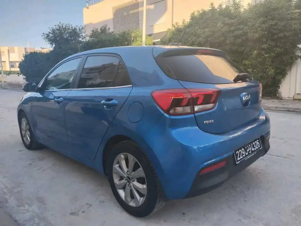 KIA RIO PRESTIGE PREMIÈRE MAIN TRÈS PROPRE 