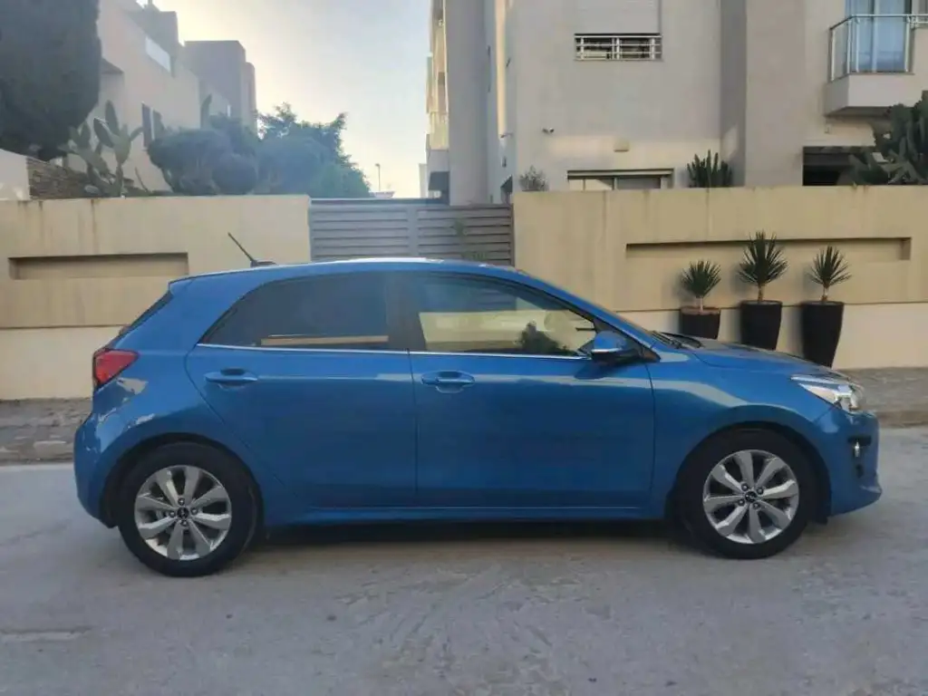 KIA RIO PRESTIGE PREMIÈRE MAIN TRÈS PROPRE 