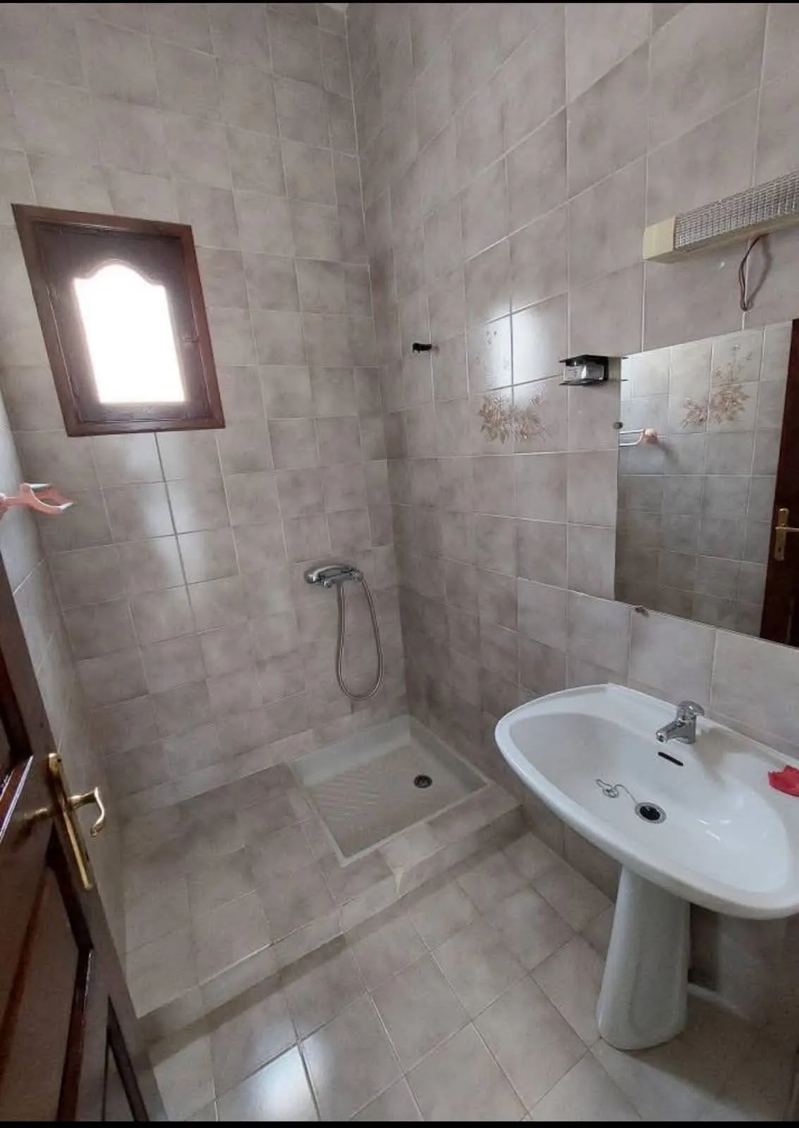 un spacieux rdc d'une villa s+3 a louer situé a Cité Ghazela