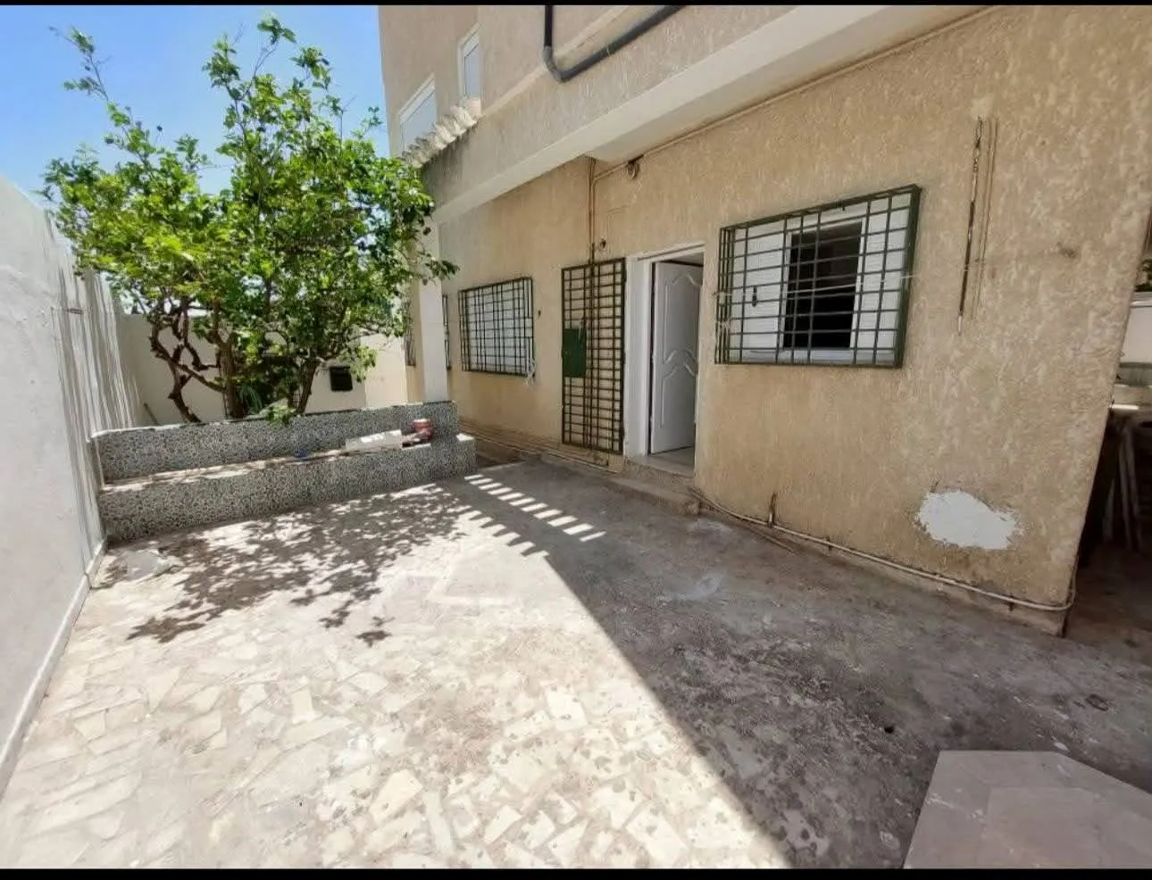 un spacieux rdc d'une villa s+3 a louer situé a Cité Ghazela