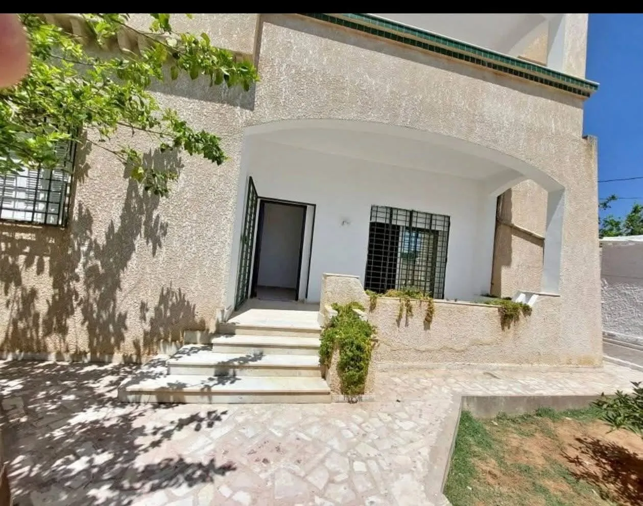 un spacieux rdc d'une villa s+3 a louer situé a Cité Ghazela