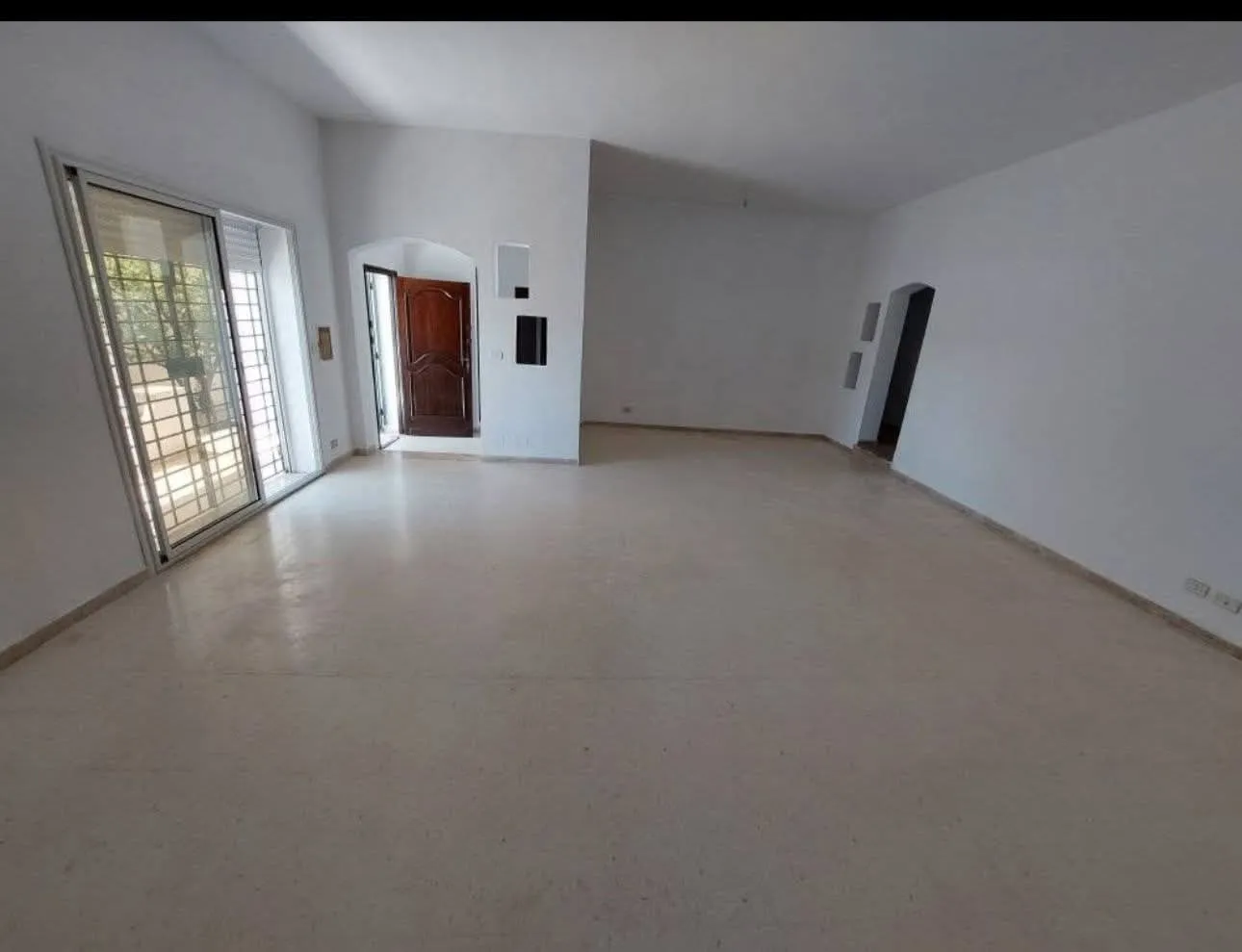 un spacieux rdc d'une villa s+3 a louer situé a Cité Ghazela