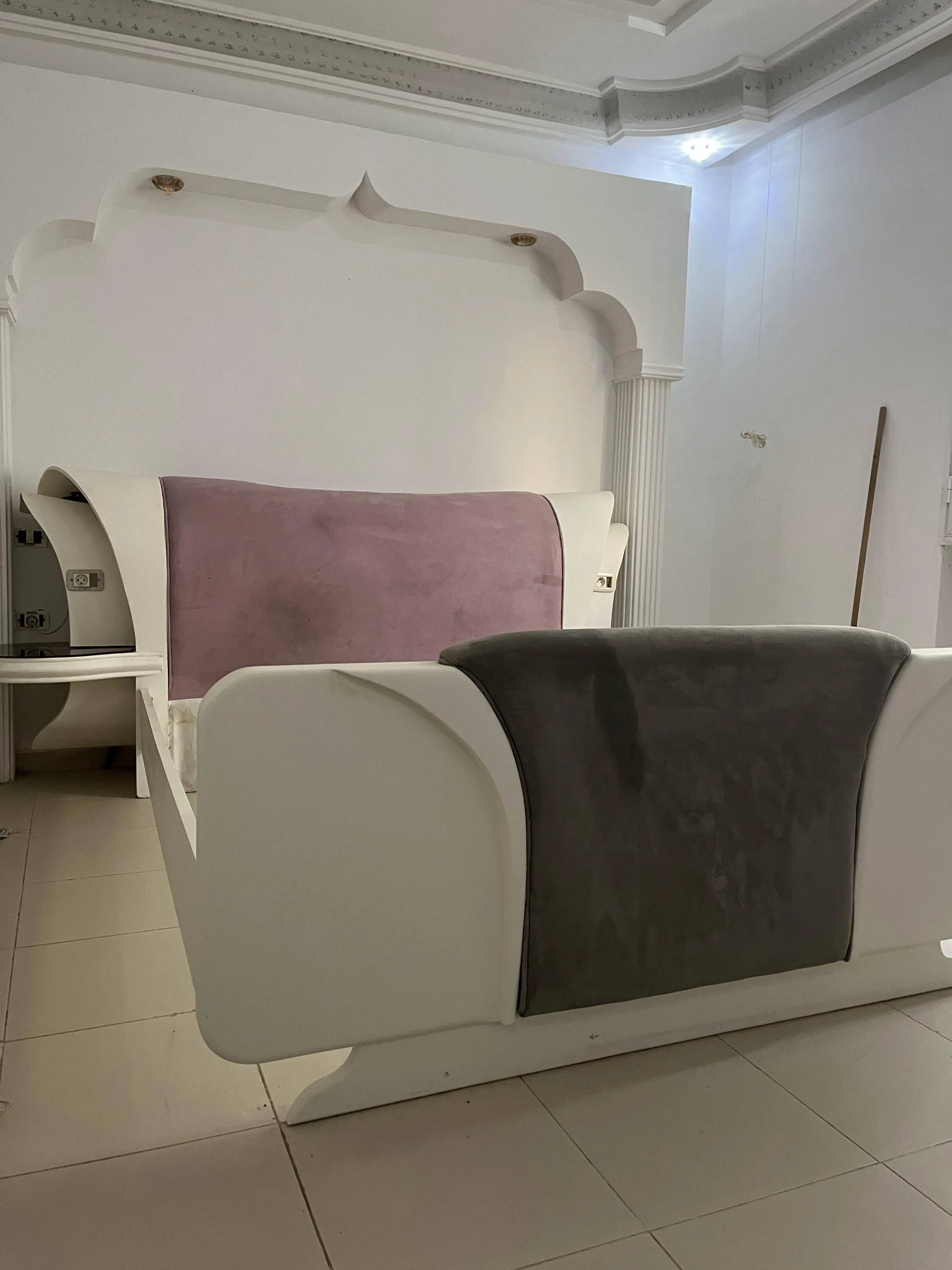 lit/canapé/coiffeuse avec miroir ovale