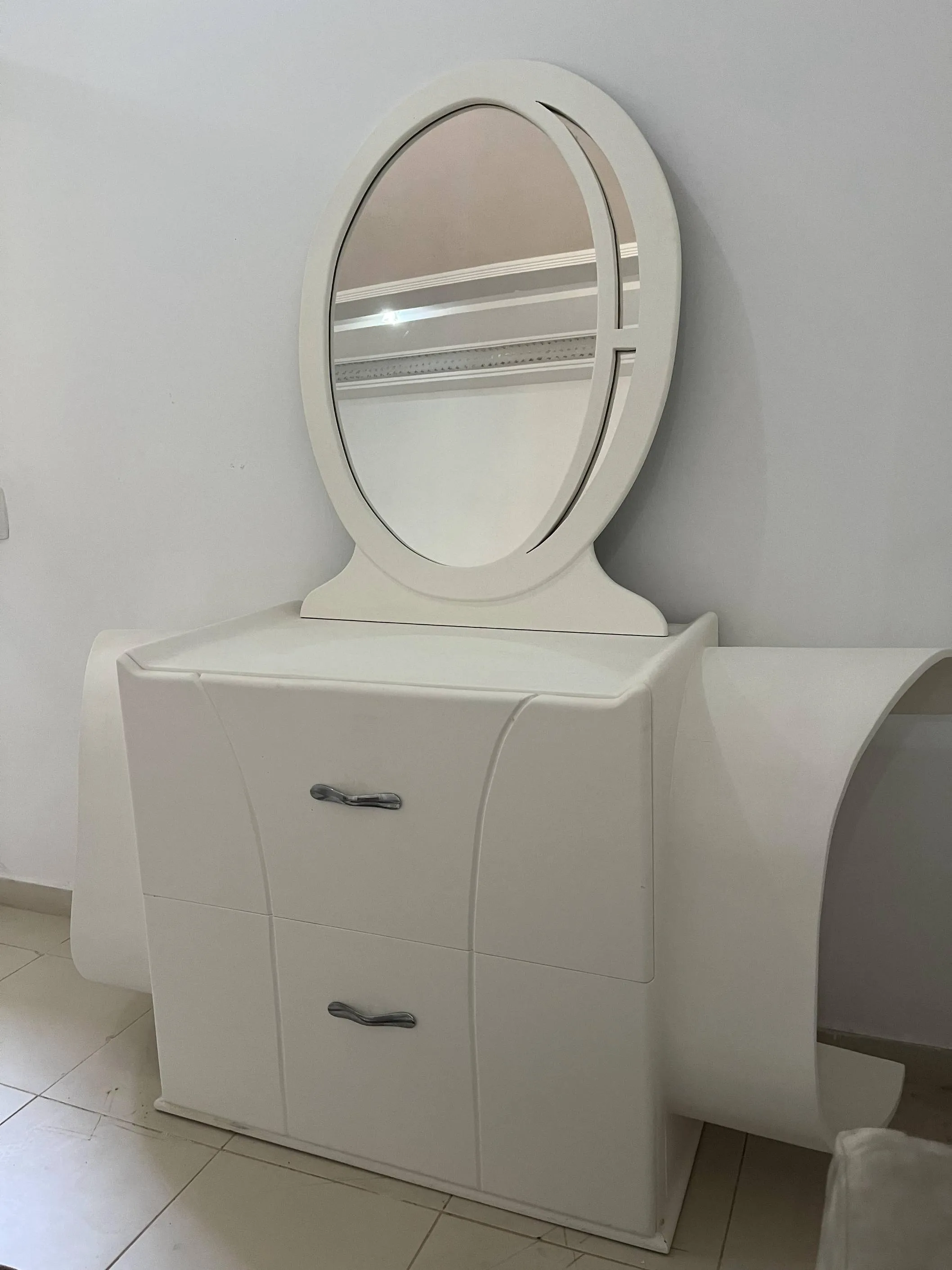 lit/canapé/coiffeuse avec miroir ovale