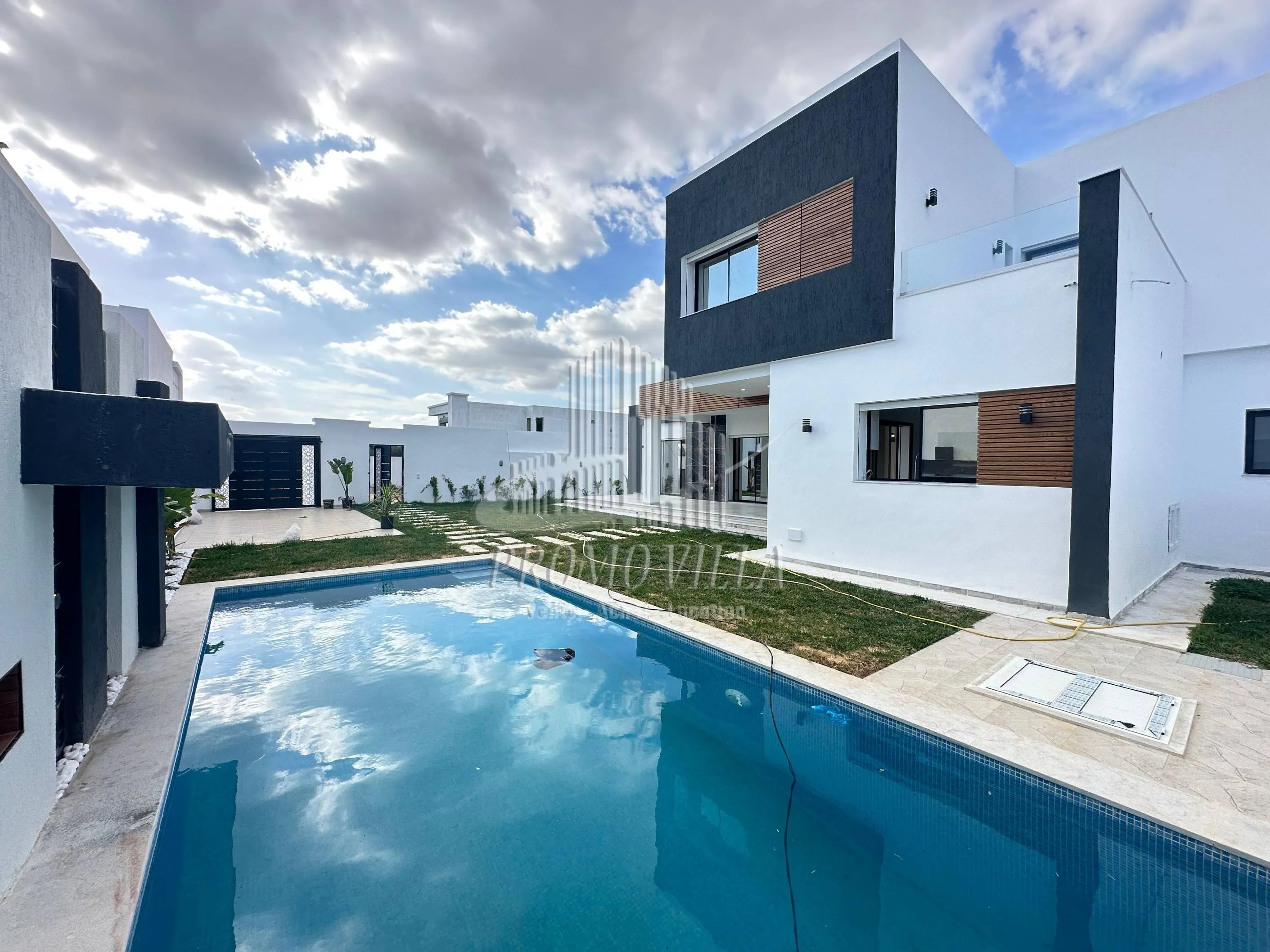 villa de haut standing jamais habituée à 500m de Marina Hammamet