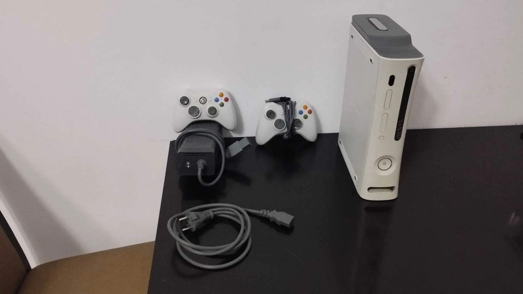 Xbox 360 avec deux manettes 🕹️ et 12 CD jeux vidéo 
