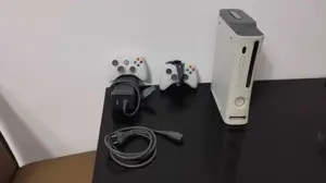 Xbox 360 avec deux manettes 🕹️ et 12 CD jeux vidéo 