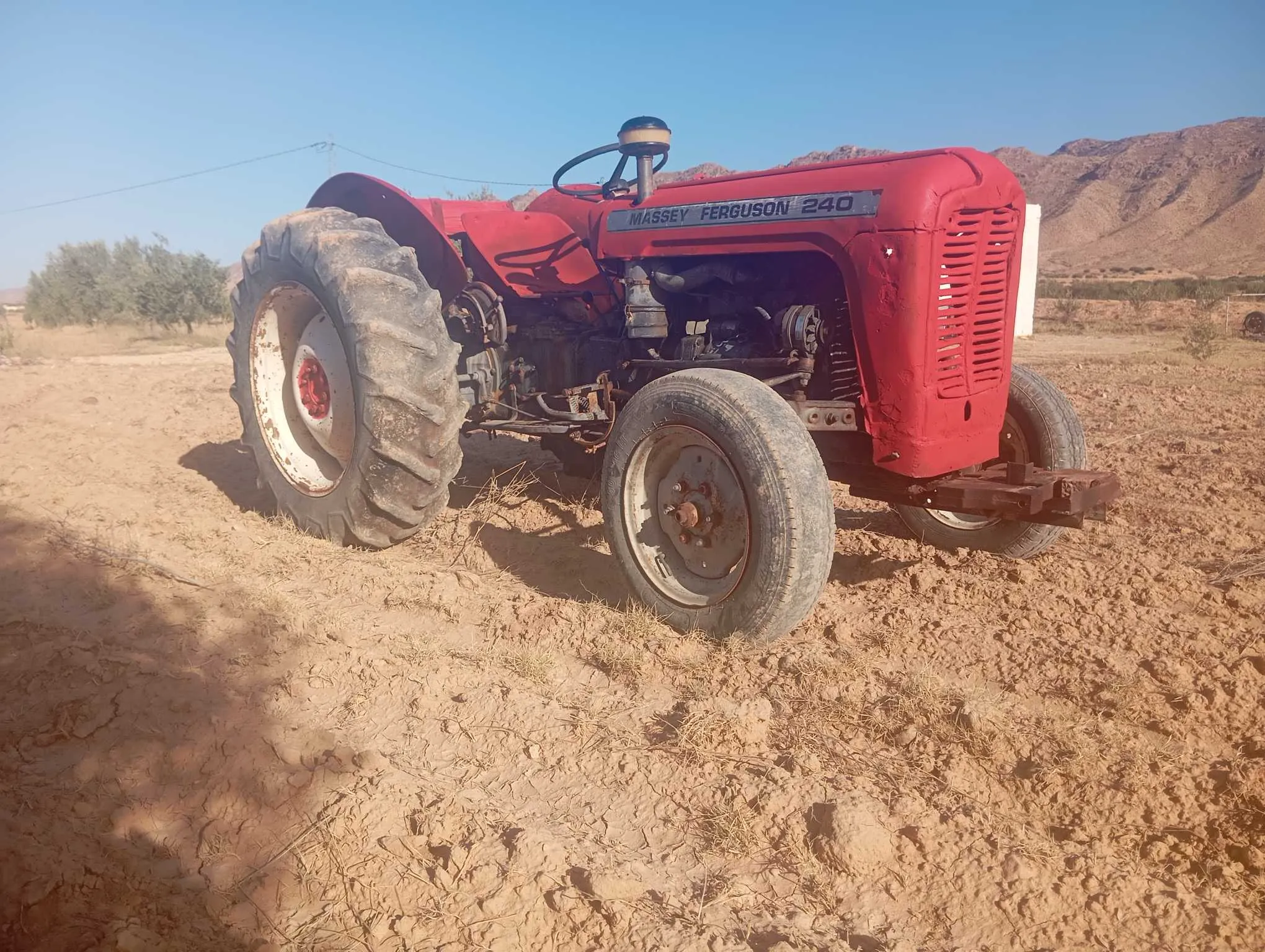 Tracteur Massey Ferguson 35 avec charrue