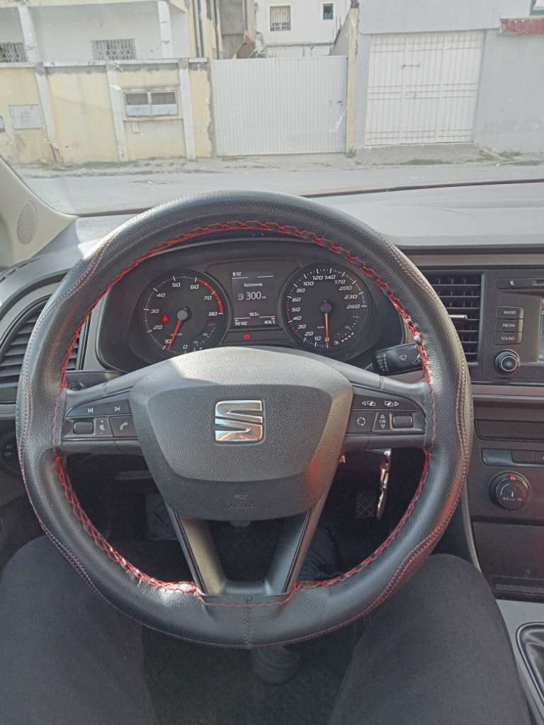 Seat Leon comme neuf 42500 tel: 22048088