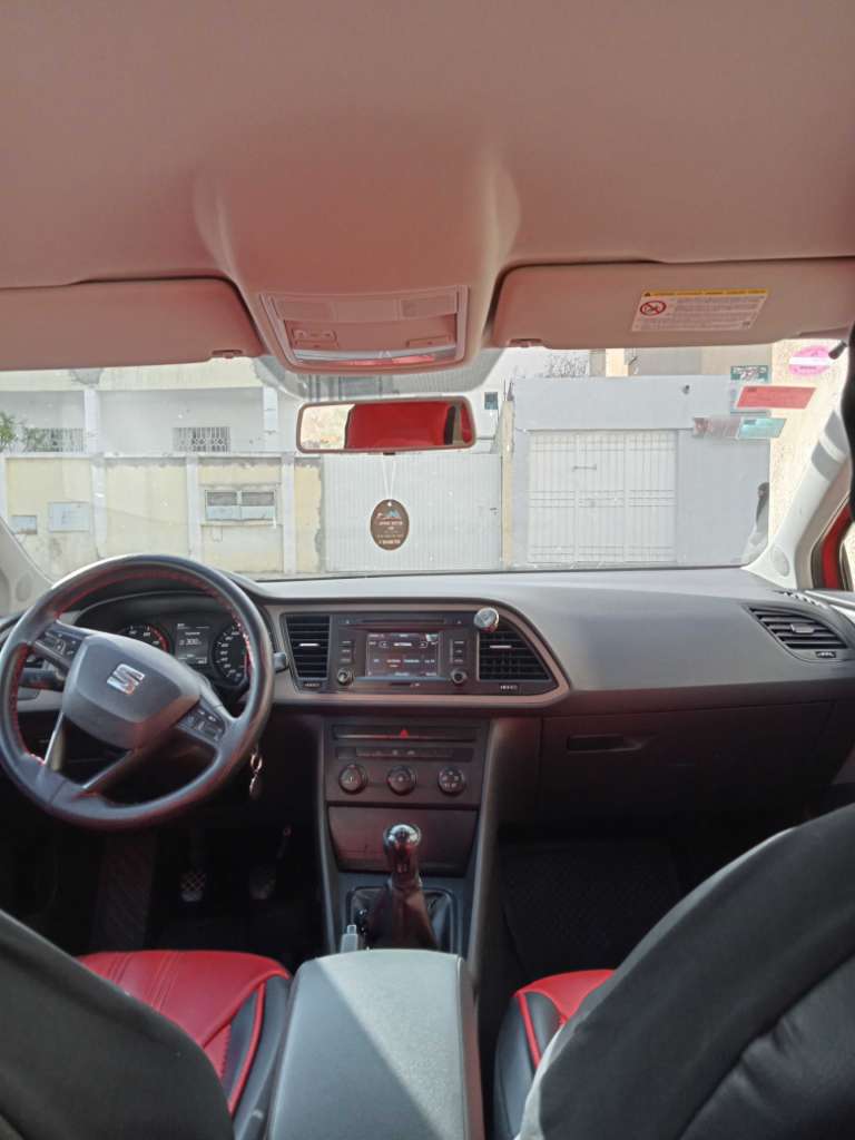 Seat Leon comme neuf 42500 tel: 22048088