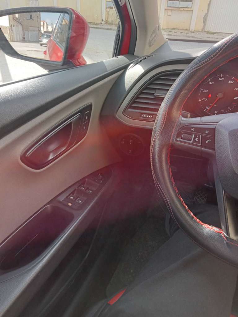 Seat Leon comme neuf 42500 tel: 22048088