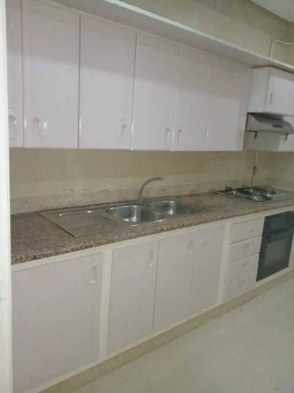 un appartement spacieux s+3 vide au 3éme étage(avec ascenseur) a louer a manzah 7 bis prés de la fontaine*