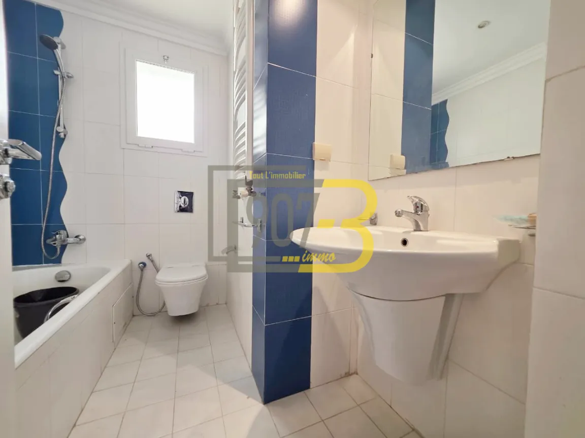 À louer : Un appartement S+4 vide à cité Ennasr