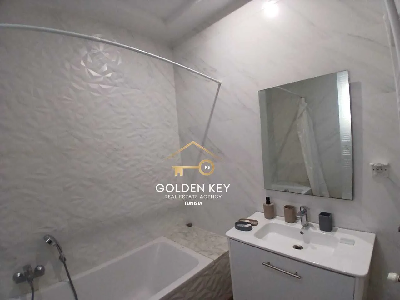  À LOUER – Appartement S+1 Meublé avec Grande Terrasse – Jardins de Carthage