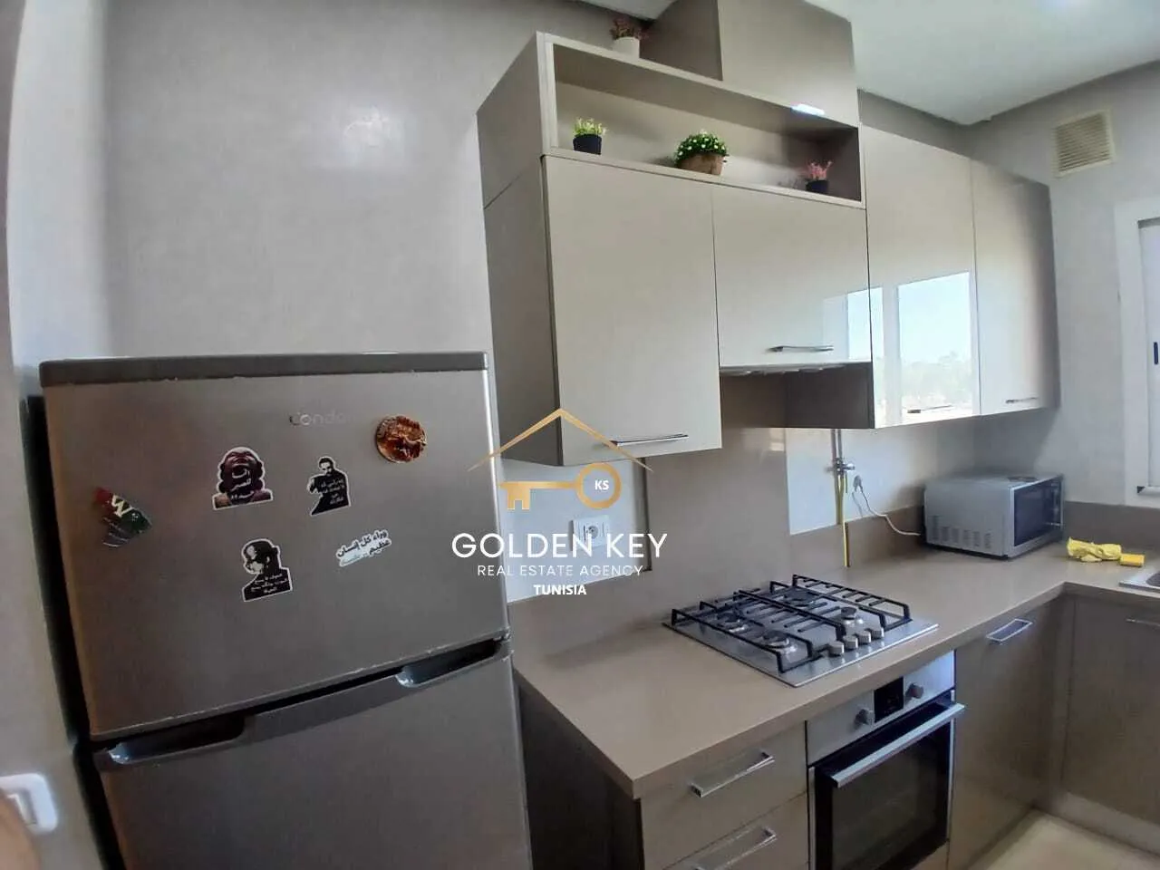  À LOUER – Appartement S+1 Meublé avec Grande Terrasse – Jardins de Carthage