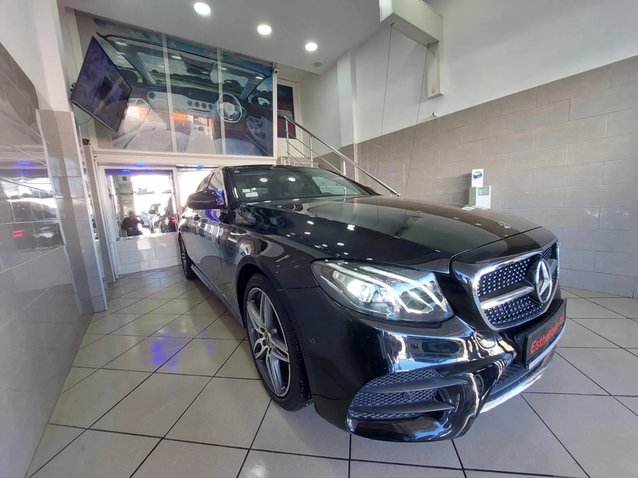 Mercedes-Benz E180 - Tel 98479647