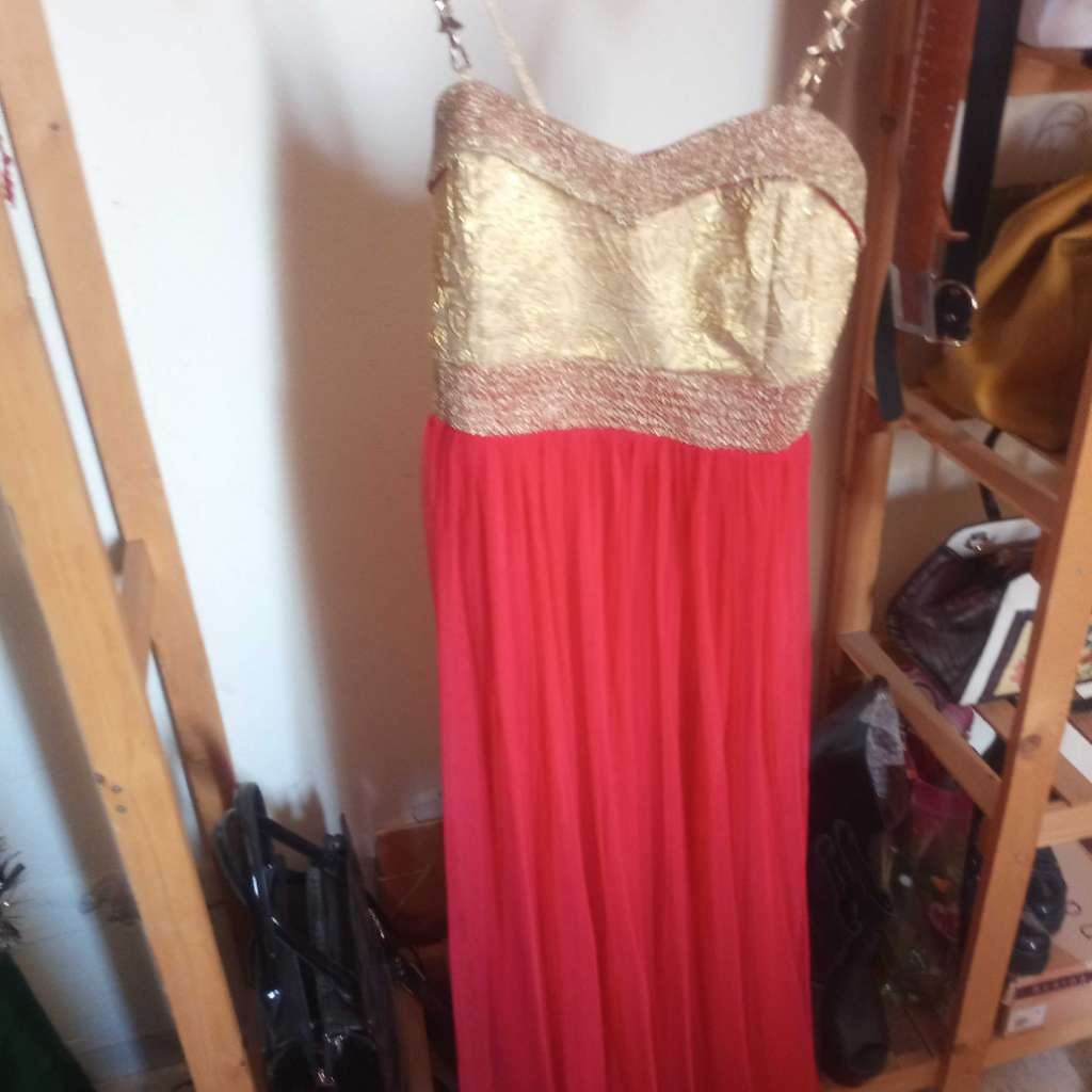 Une robe soirée toute neuve