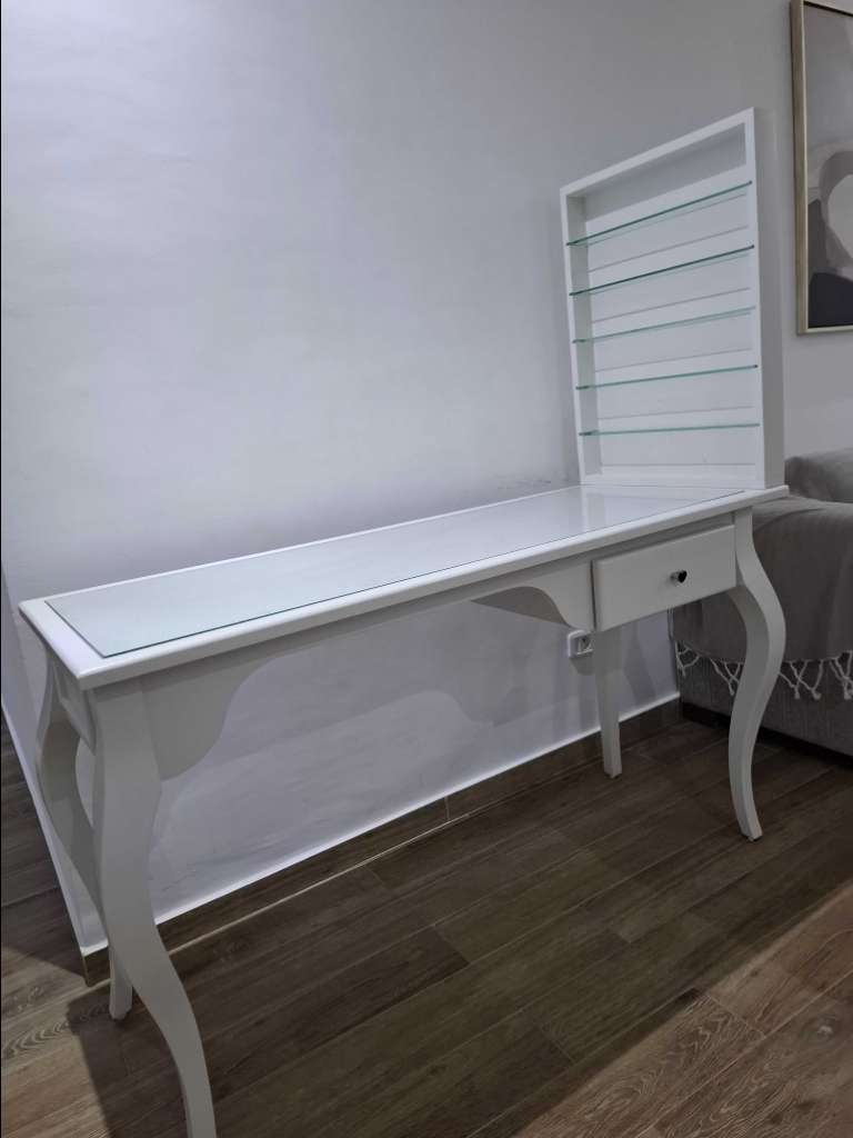 Bureau d'onglerie neuf luxueux 