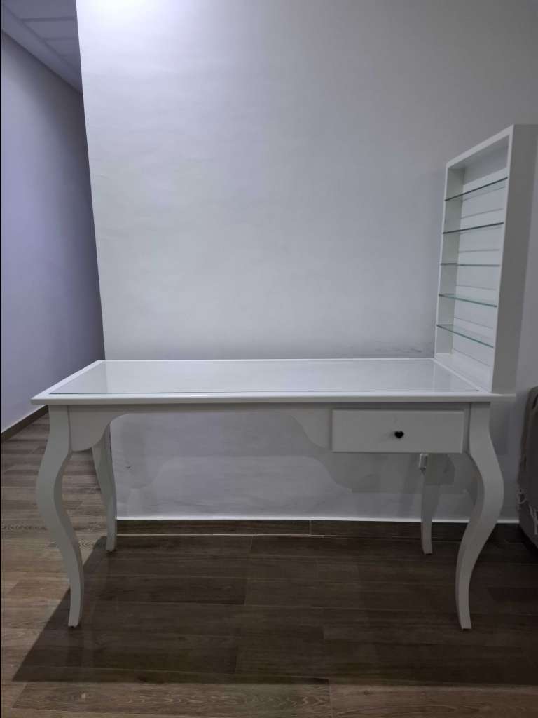 Bureau d'onglerie neuf luxueux 