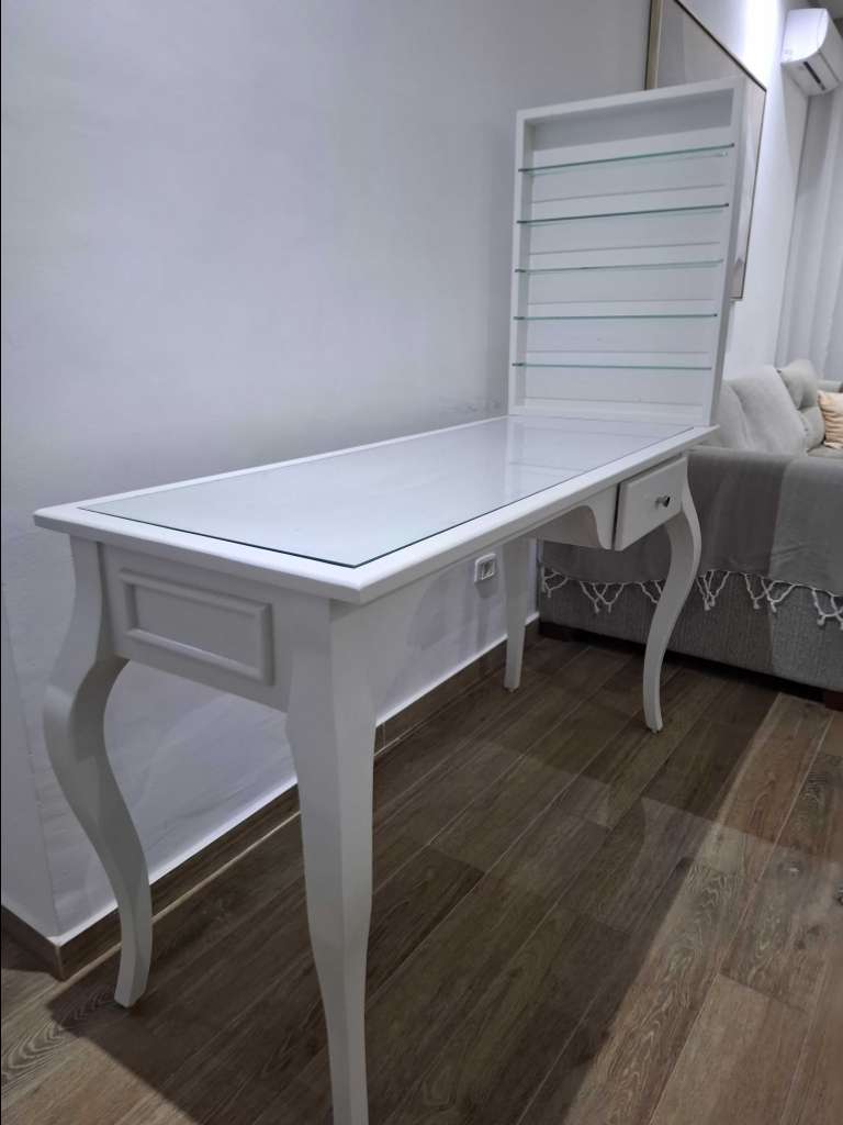 Bureau d'onglerie neuf luxueux 