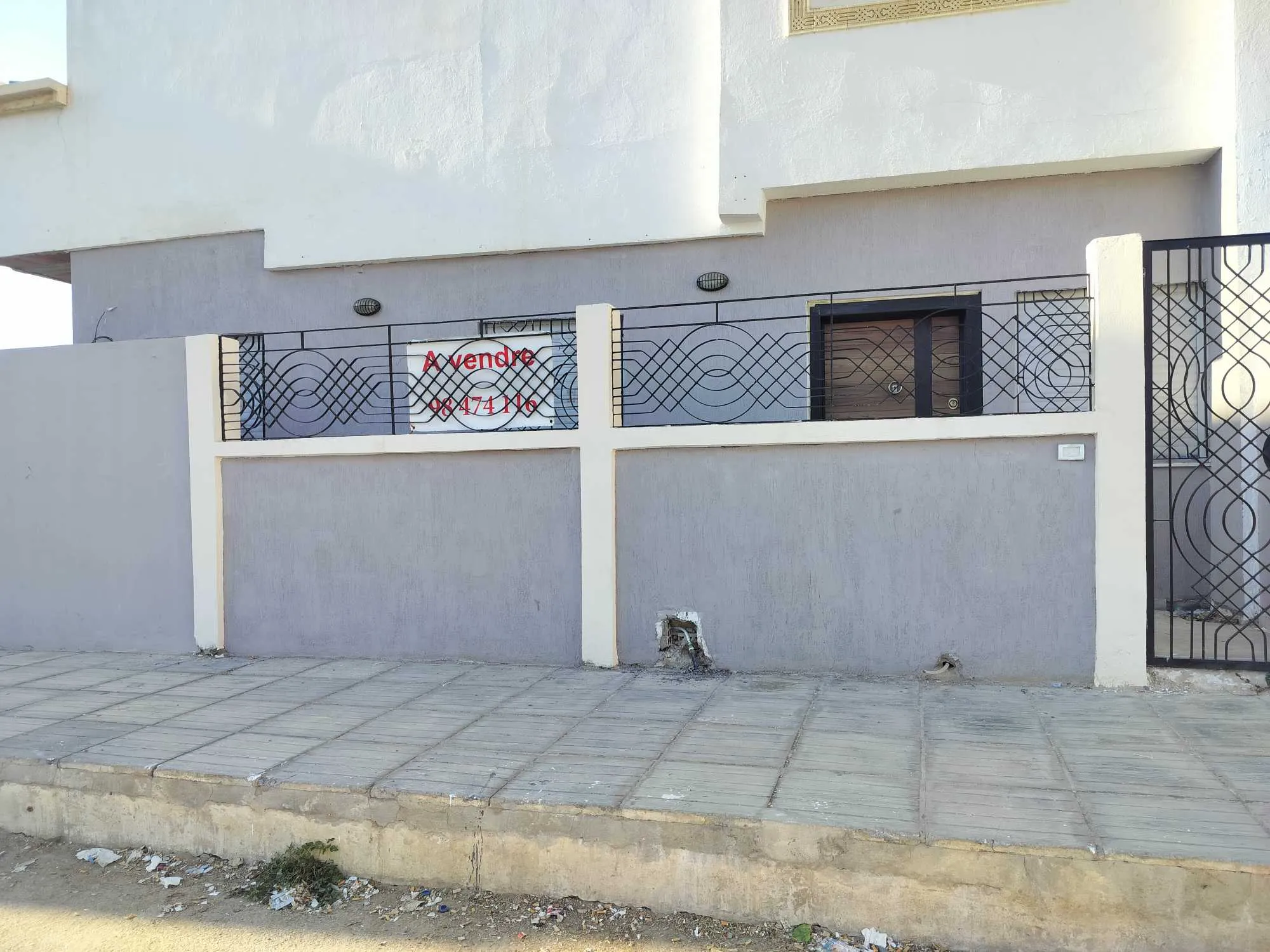 Appartement s+2 et 2 locaux commerciaux
