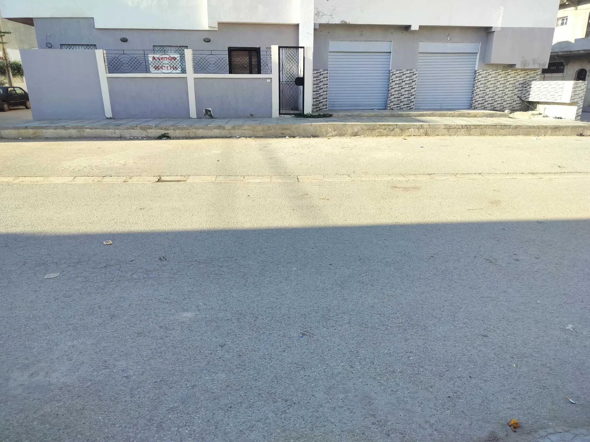 Appartement s+2 et 2 locaux commerciaux