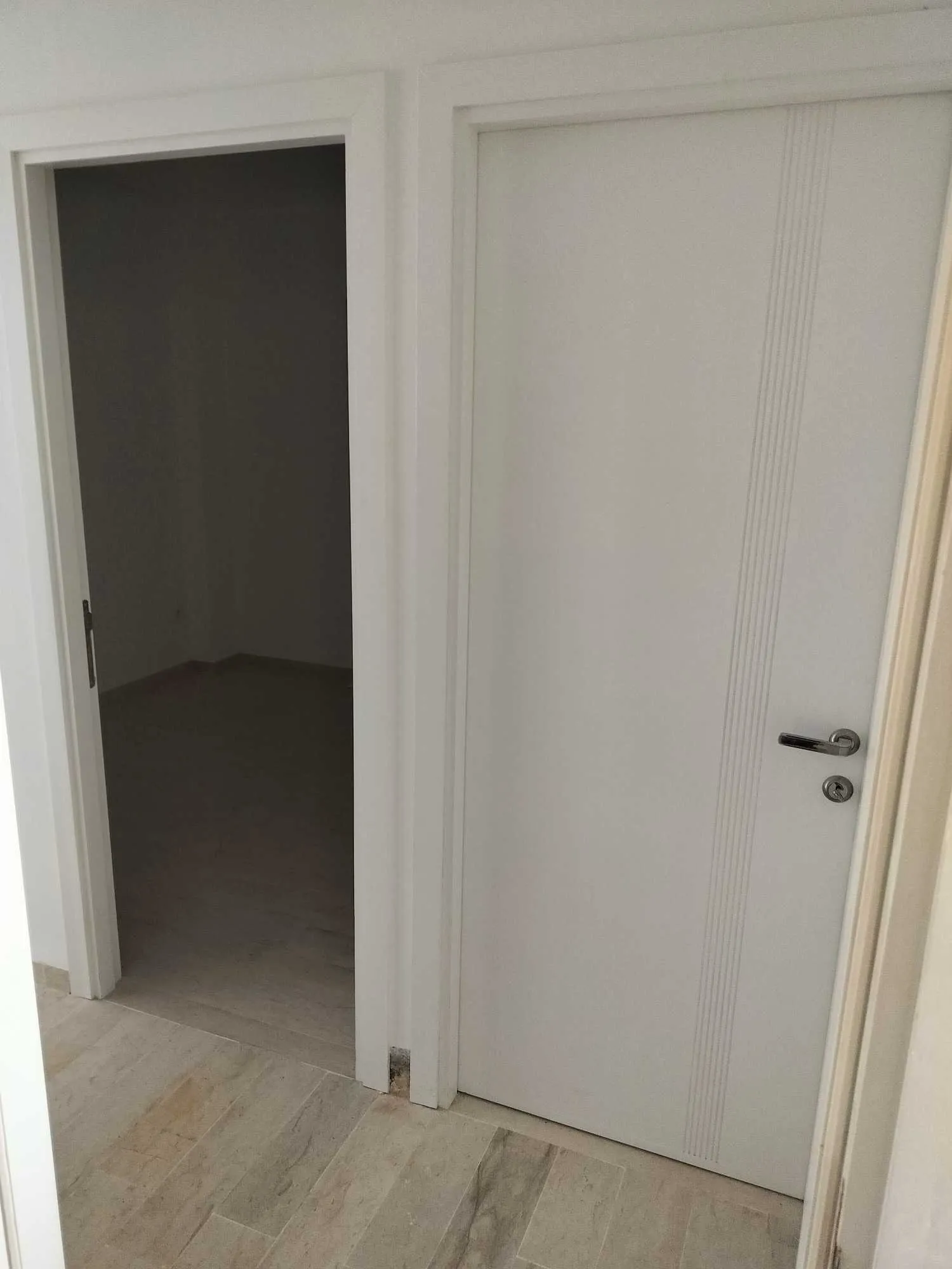 Appartement s+2 et 2 locaux commerciaux