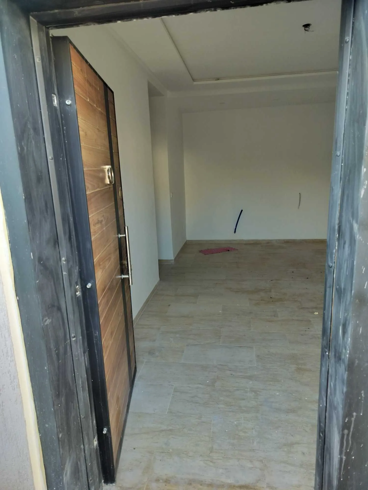 Appartement s+2 et 2 locaux commerciaux