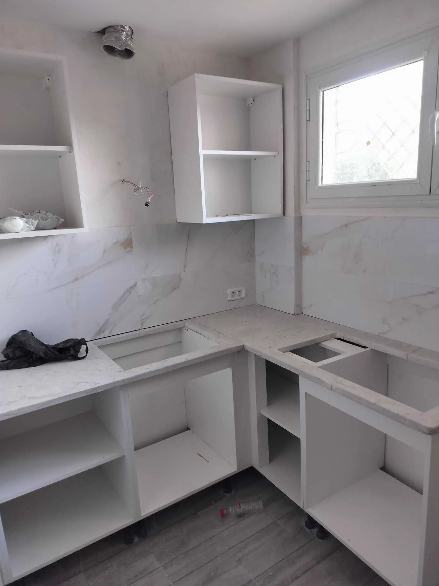 Appartement s+2 et 2 locaux commerciaux