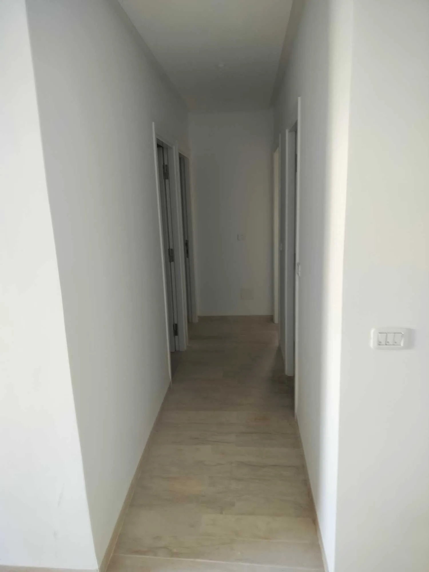 Appartement s+2 et 2 locaux commerciaux