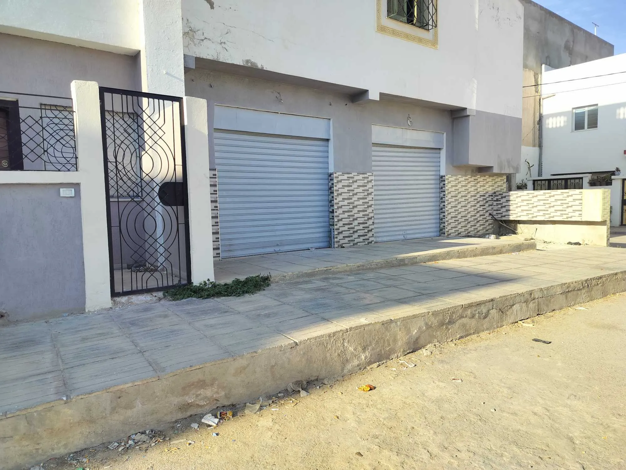 Appartement s+2 et 2 locaux commerciaux