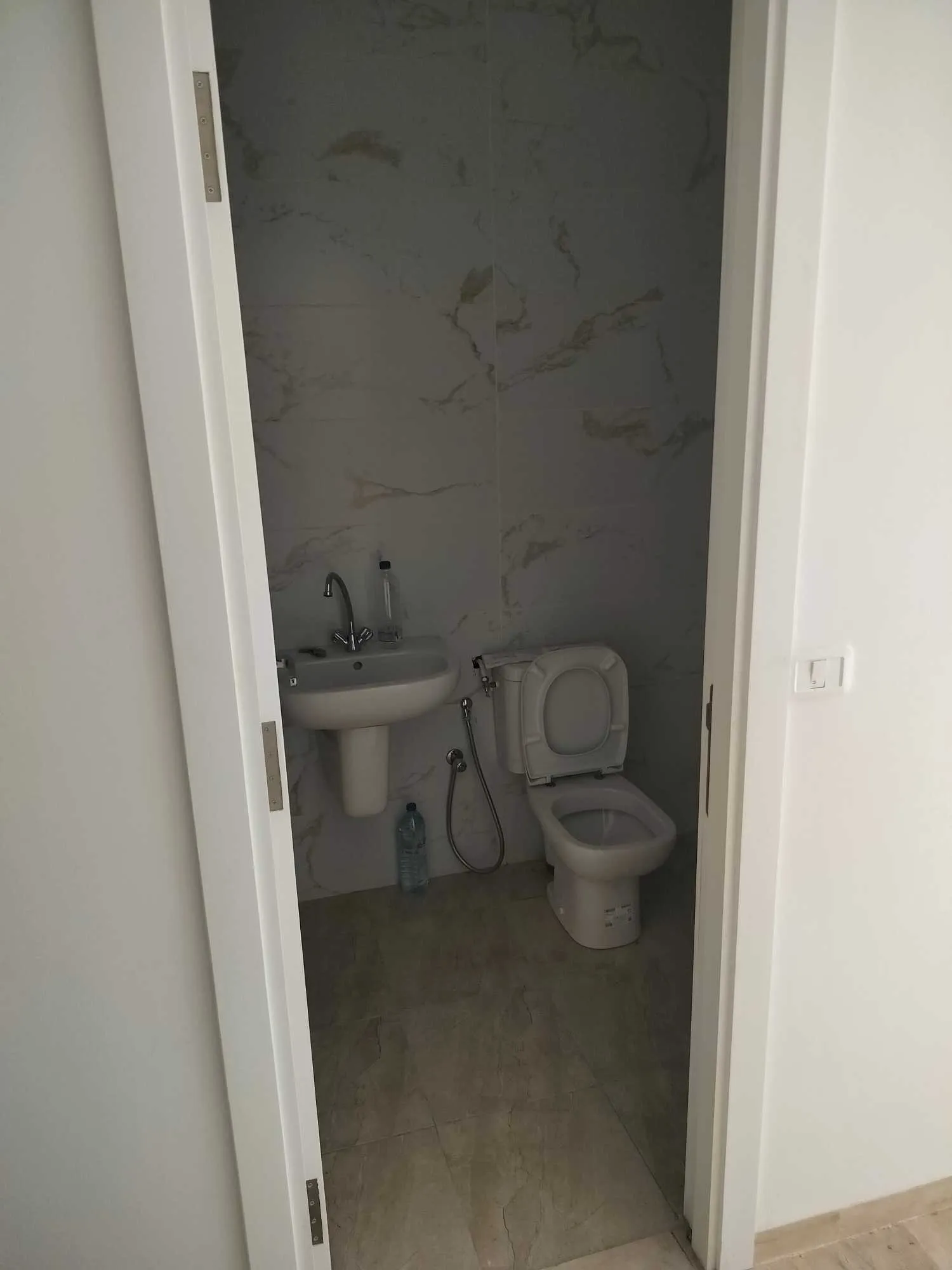 Appartement s+2 et 2 locaux commerciaux