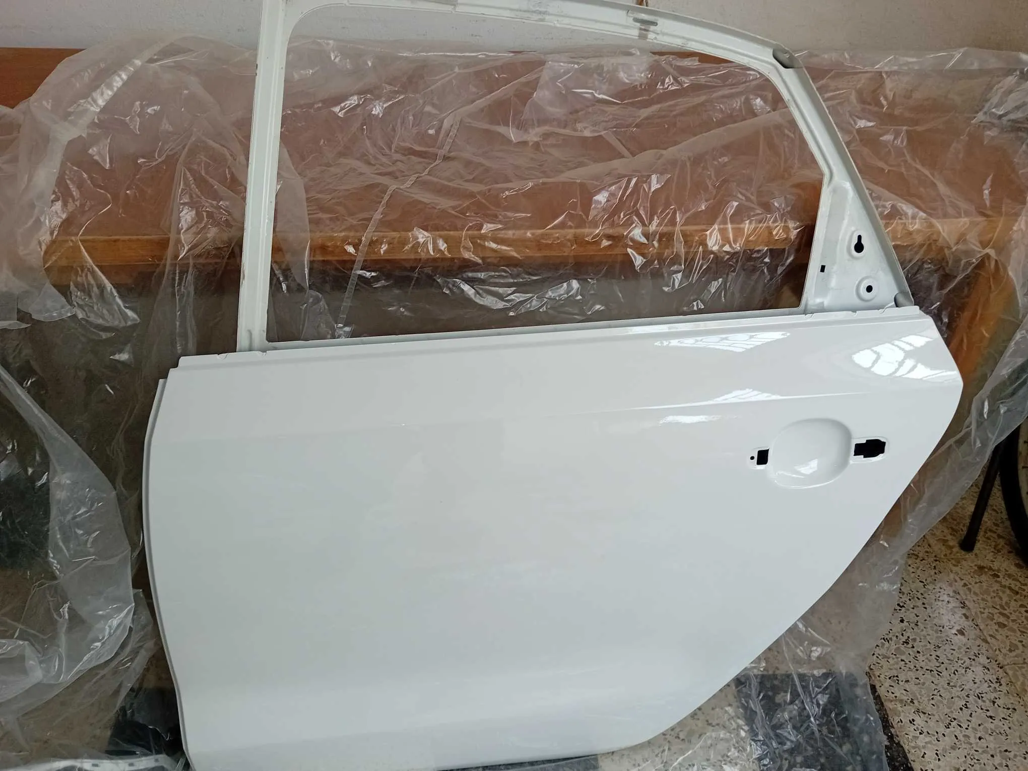 à vendre une porte arrière gauche d'origine pour POLO Sedan