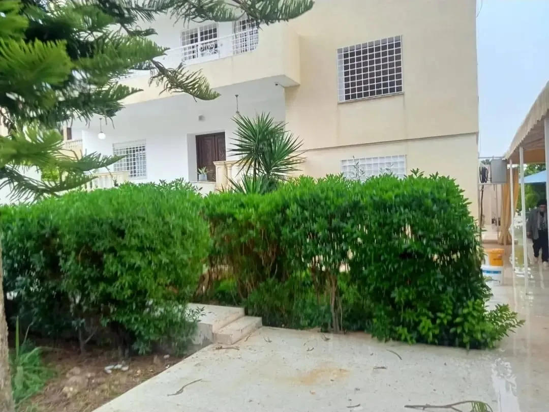 A vendre villa 850m2 à cité Zahra Sousse