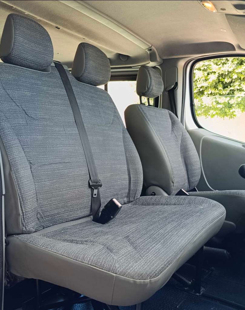 đ  Renault Trafic // 9 places