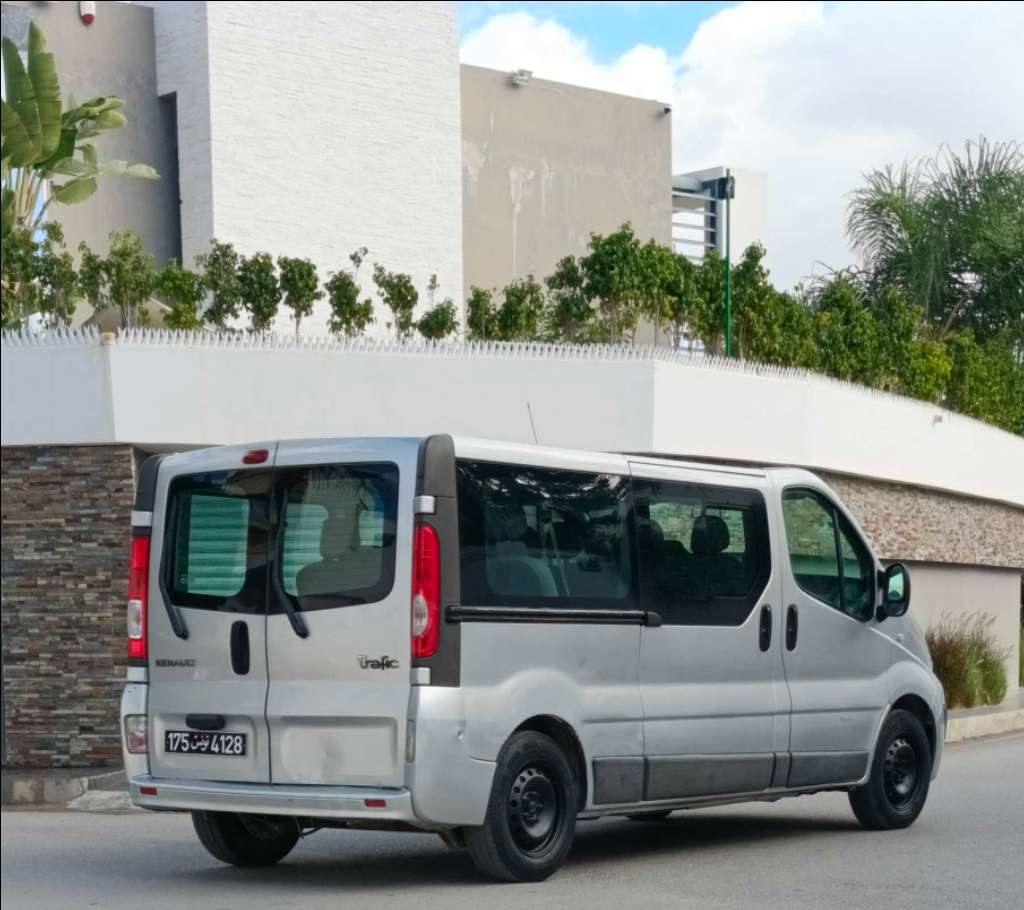 đ  Renault Trafic // 9 places