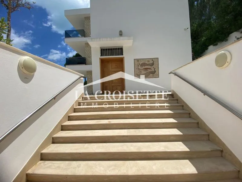 Villa s+5 avec piscine vue sur mer à Gammarth MVL1706