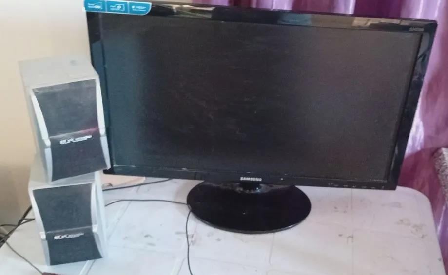 A vendre un ordinateur de Bureau, avec écran Sumsung 23 pouces, et un haut parleur de type Hunday