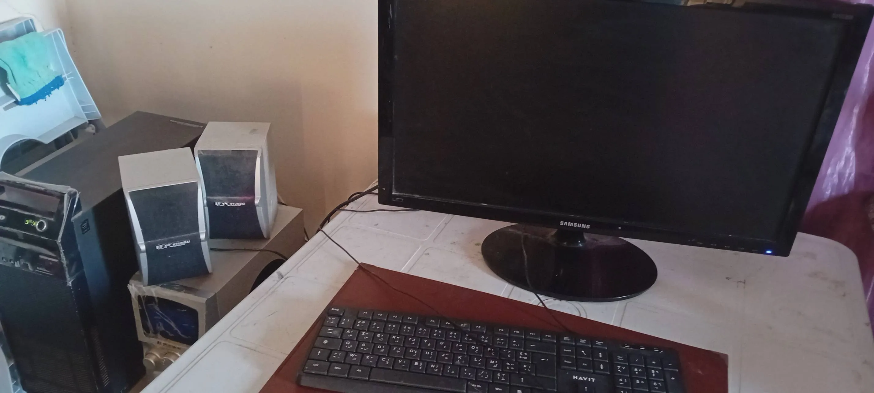 A vendre un ordinateur de Bureau, avec écran Sumsung 23 pouces, et un haut parleur de type Hunday