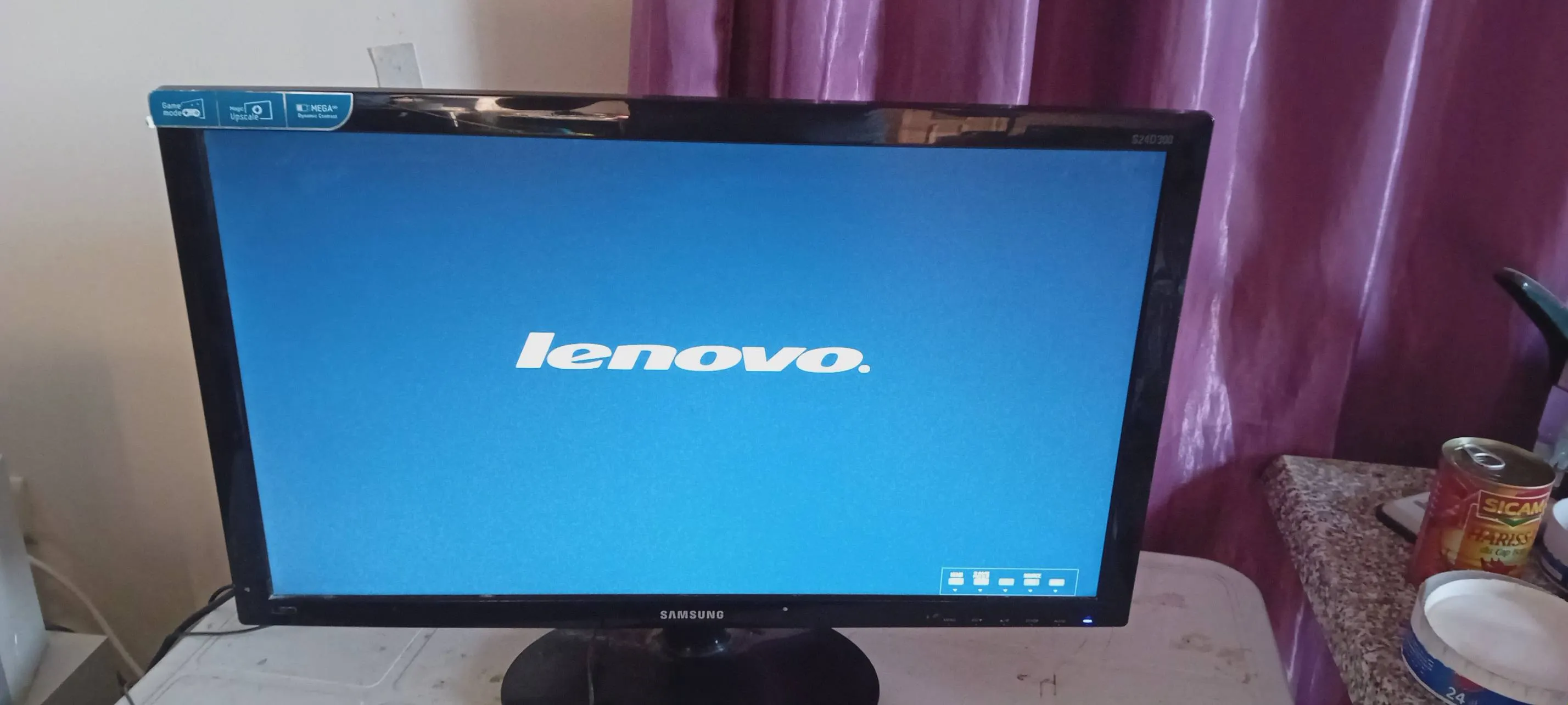 A vendre un ordinateur de Bureau, avec écran Sumsung 23 pouces, et un haut parleur de type Hunday