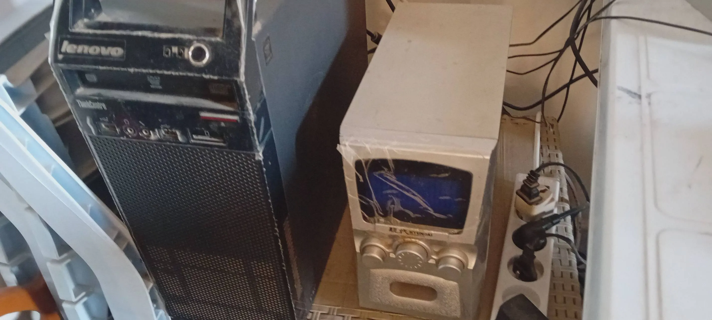 A vendre un ordinateur de Bureau, avec écran Sumsung 23 pouces, et un haut parleur de type Hunday